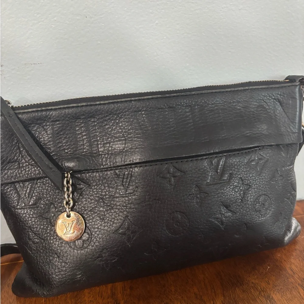 Louis Vuitton Black Leather Embossed Empriente Pochette, Gold Hardware, AA0171 - Picture 4 of 12